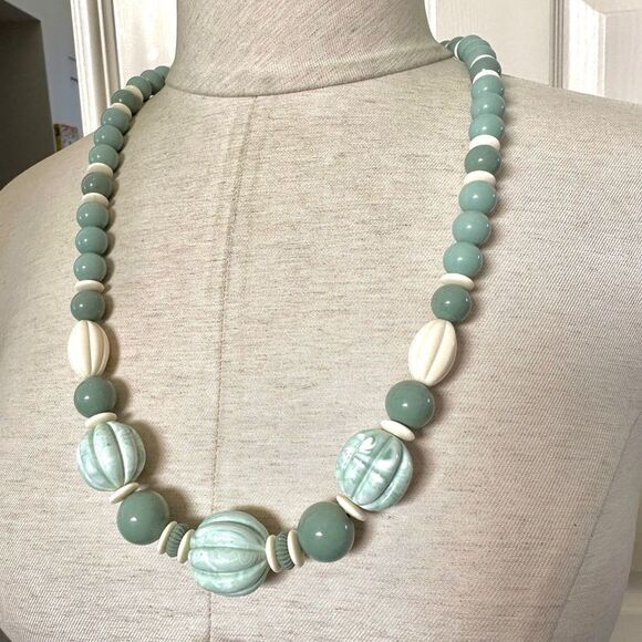 Avon vintage burst of spring green chunky beaded necklace - Picture 3 of 10